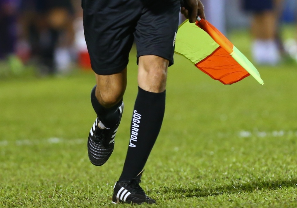 Bao dong cho tro ly trong tai o V.League hinh anh