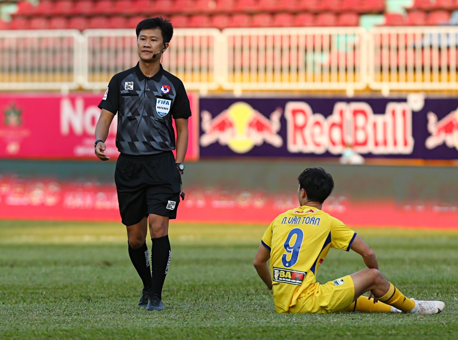 Trong tai FIFA Viet Nam bang Lao,  Campuchia anh 1