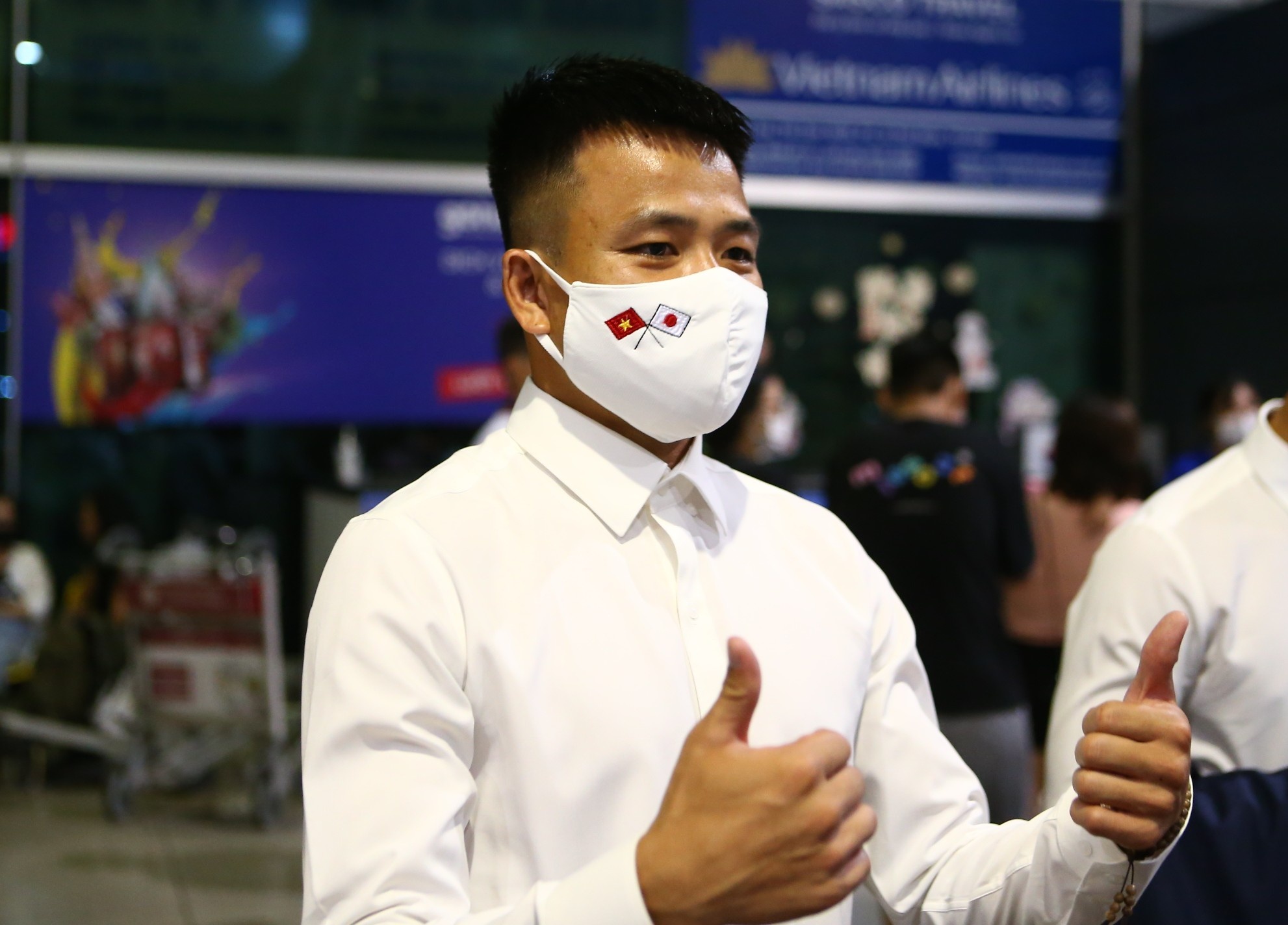 Tuyen thu U23 Viet Nam sang doi hang Hai Nhat Ban hinh anh