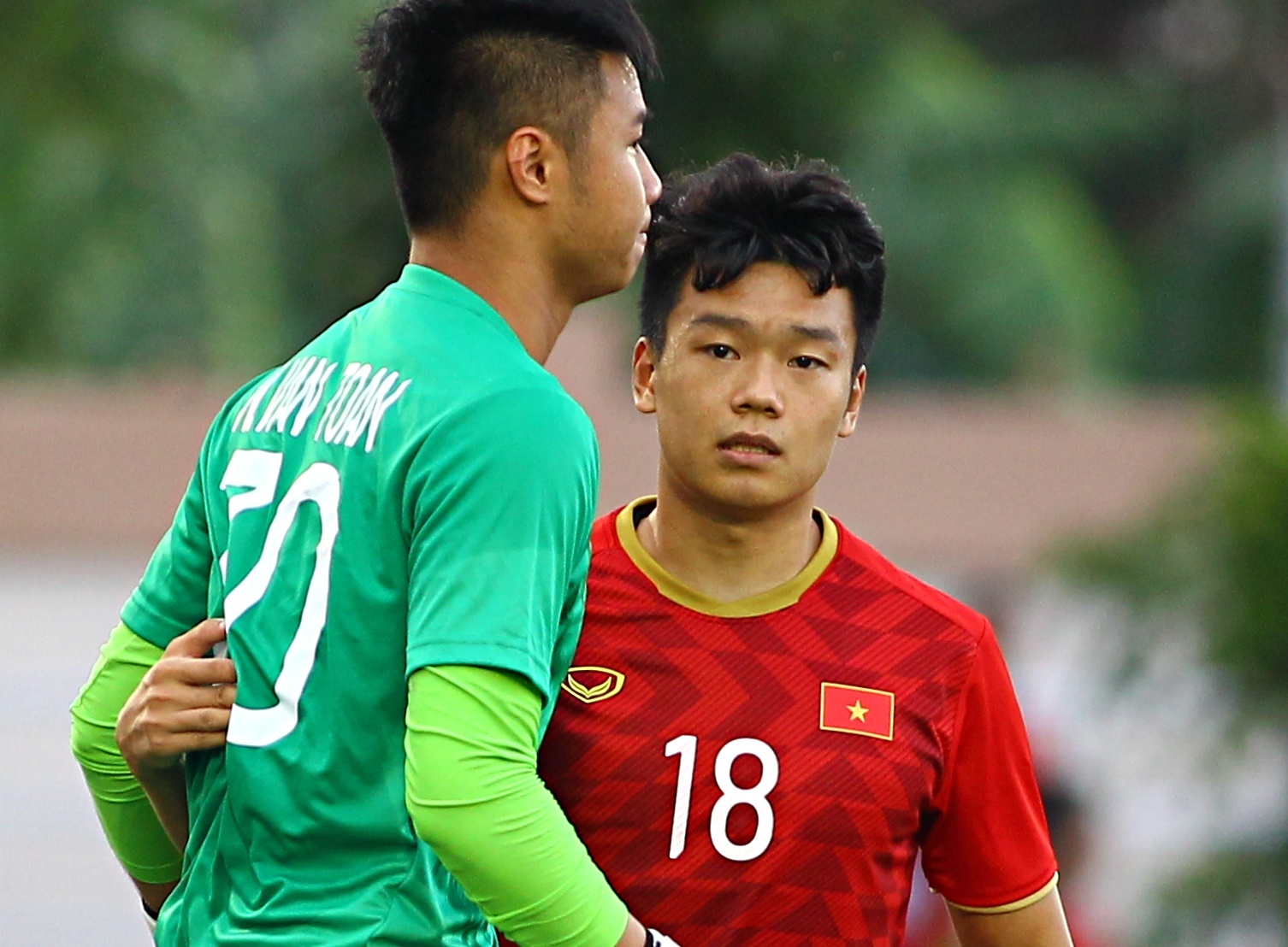 Thanh Chung bi cam thi dau o tran gap Nhat Ban hinh anh