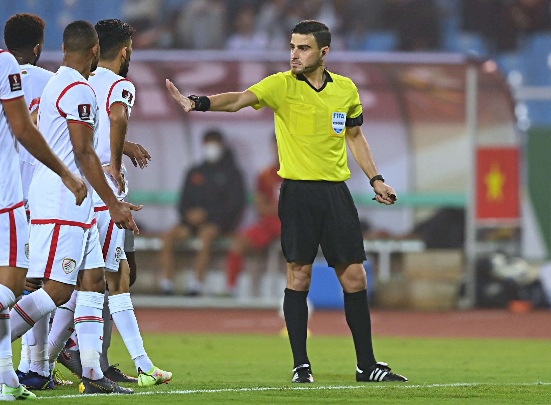 Tuyen Viet Nam sap roi khoi top 100 FIFA anh 1