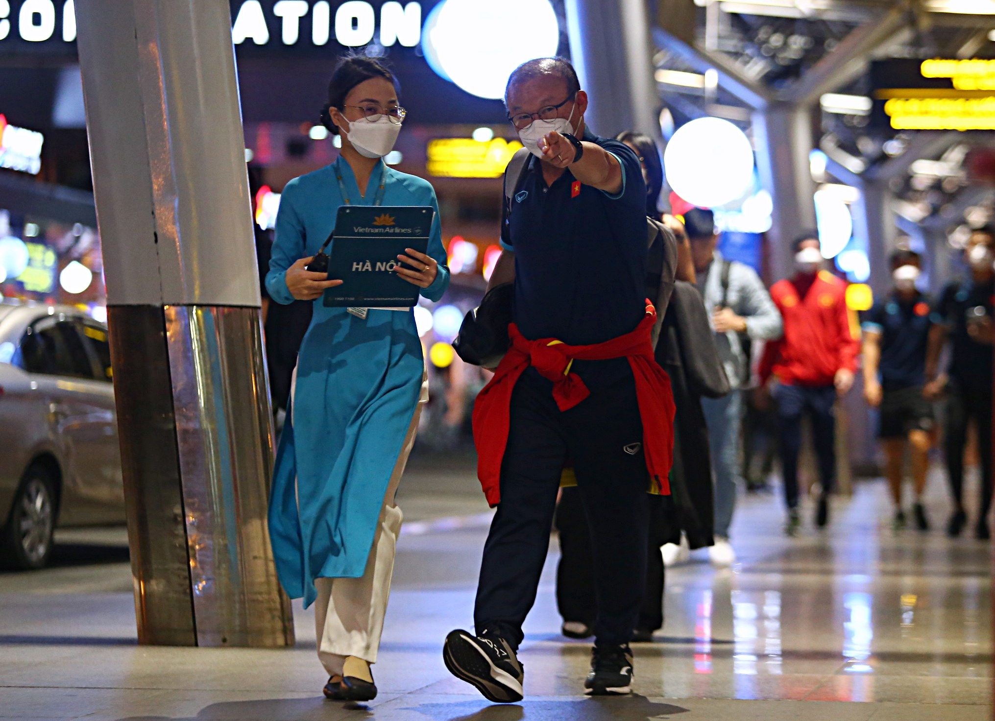 Cong Phuong di lac o san bay Tan Son Nhat anh 8