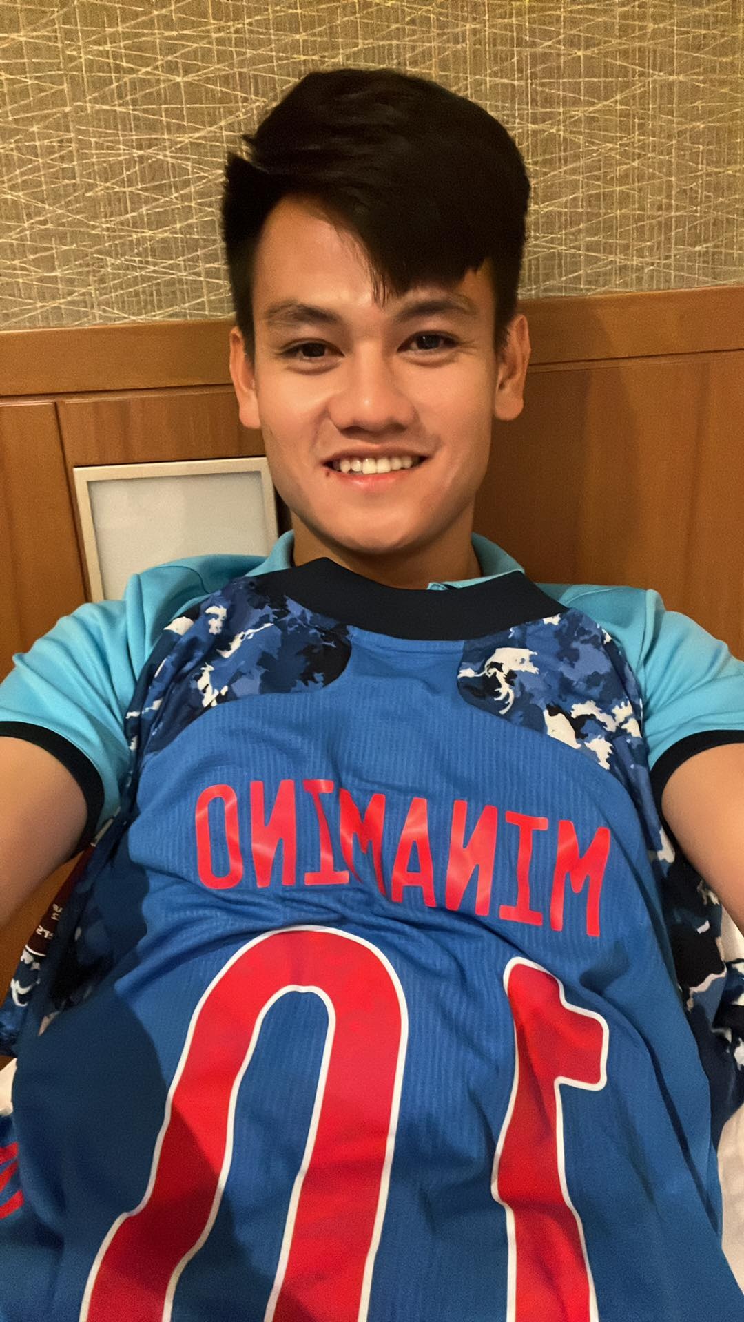 Que Ngoc Hai,  Ho Tan Tai doi ao voi Minamino va Yoshida anh 1