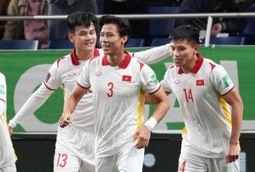 Que Ngoc Hai, Ho Tan Tai doi ao voi Minamino va Yoshida hinh anh