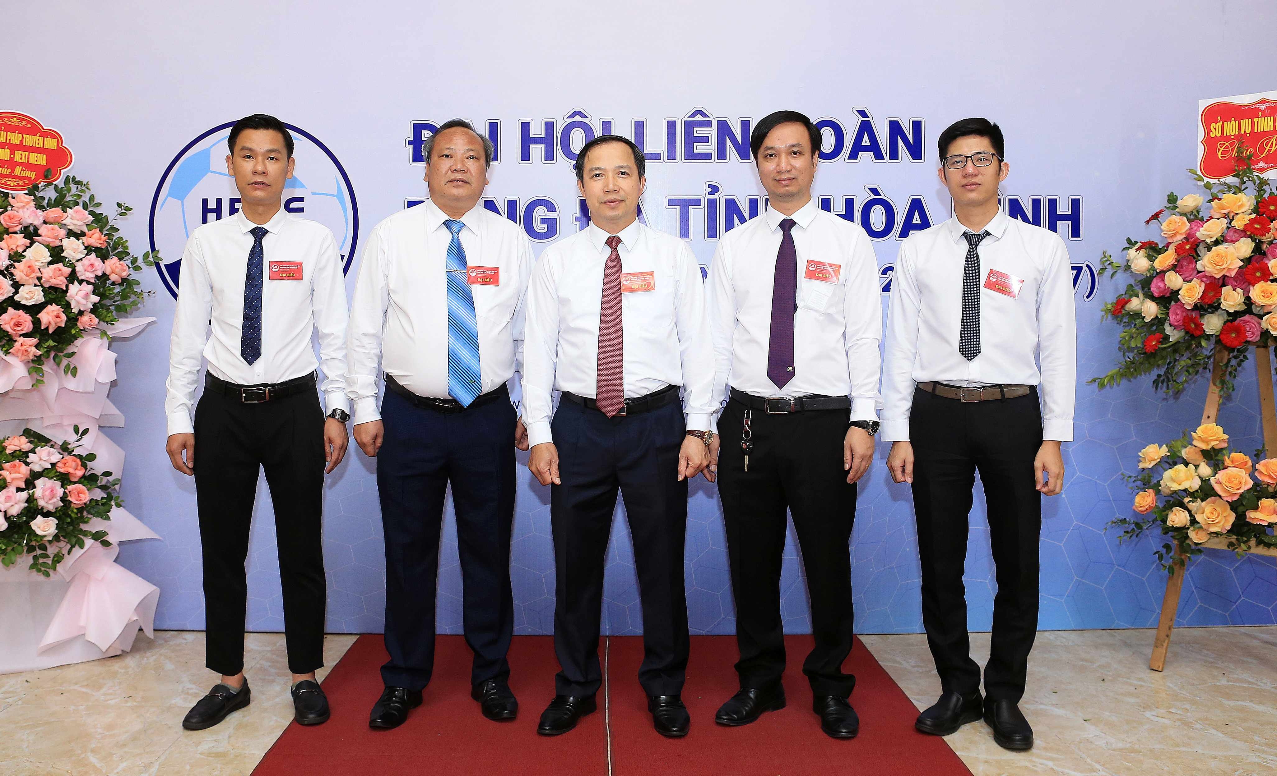 Bong da Hoa Binh tien len chuyen nghiep hinh anh