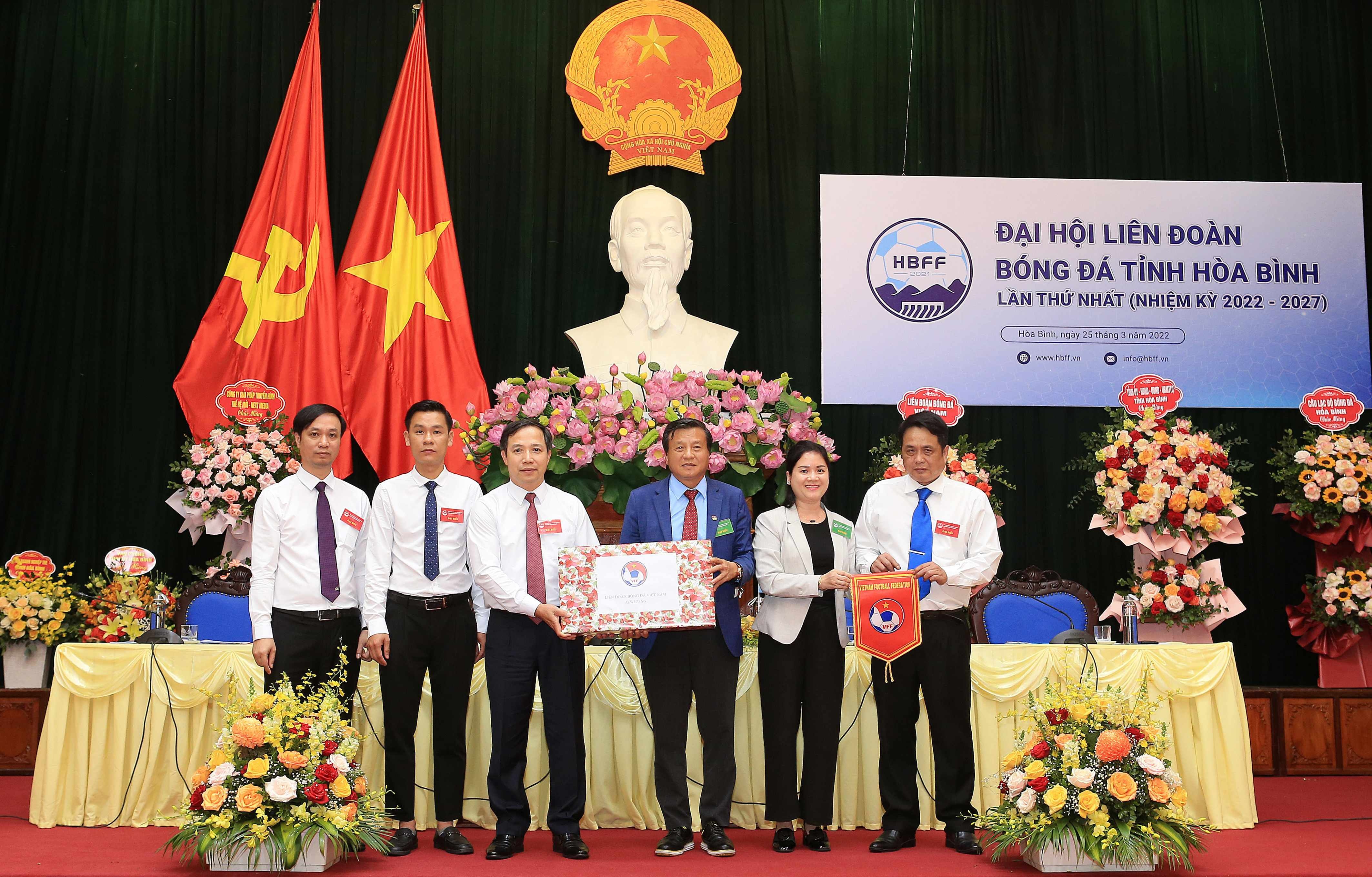 Bong da tinh Hoa Binh tien len chuyen nghiep anh 1