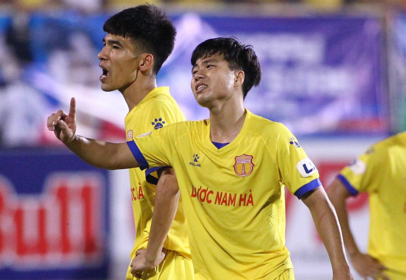 Cau thu CLB Nam Dinh bi cham luong 3 thang hinh anh