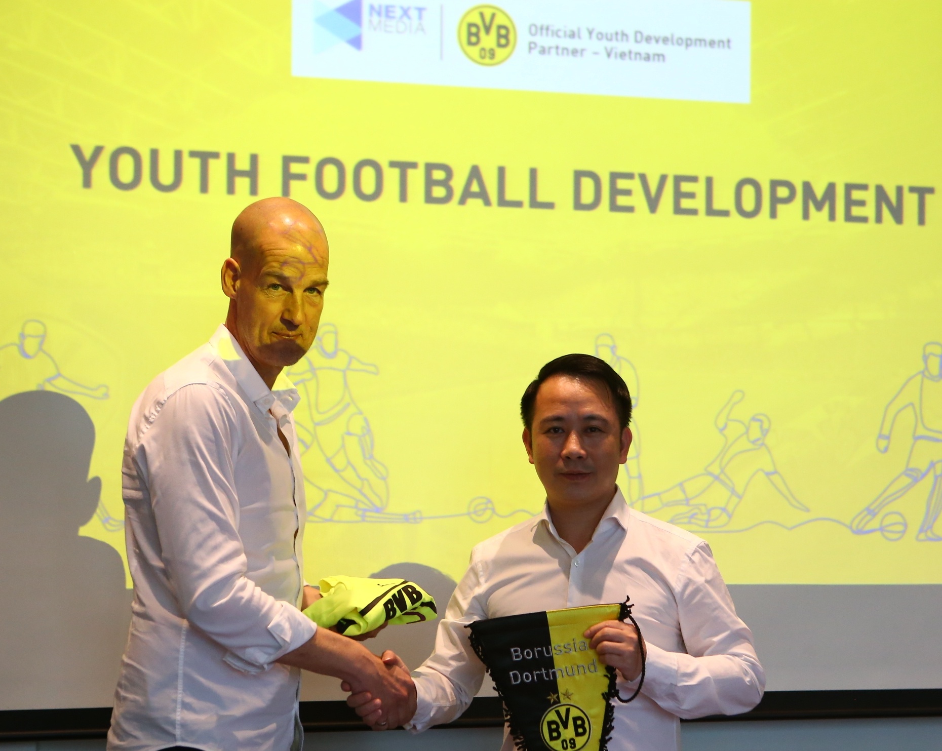 Giam doc Dortmund muon dua Halaand den Viet Nam anh 1