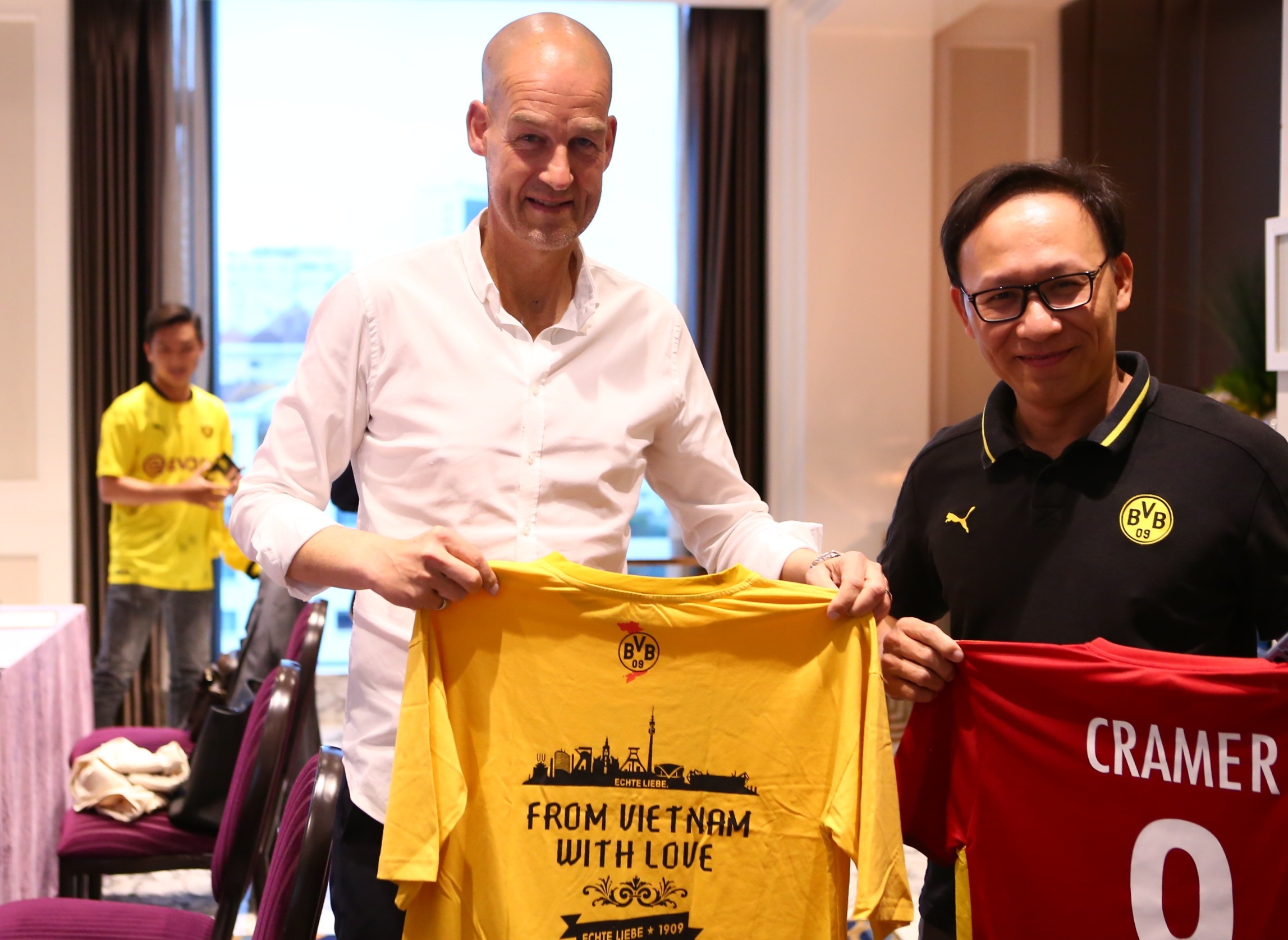 Giam doc Dortmund muon dua Halaand den Viet Nam anh 2