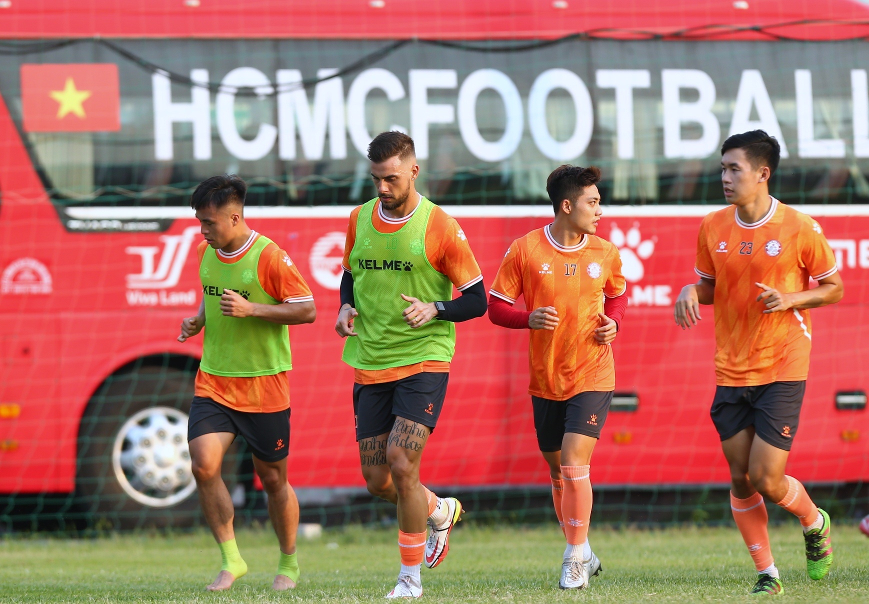 Xung dot tien lot tay o CLB TP.HCM anh 1