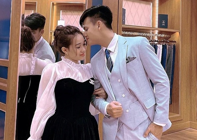 Ho Tan Tai to chuc dam cuoi tren san bong hinh anh