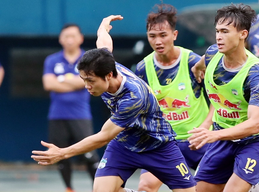 Cong Phuong rut lui khi khan gia tran vao san tap hinh anh