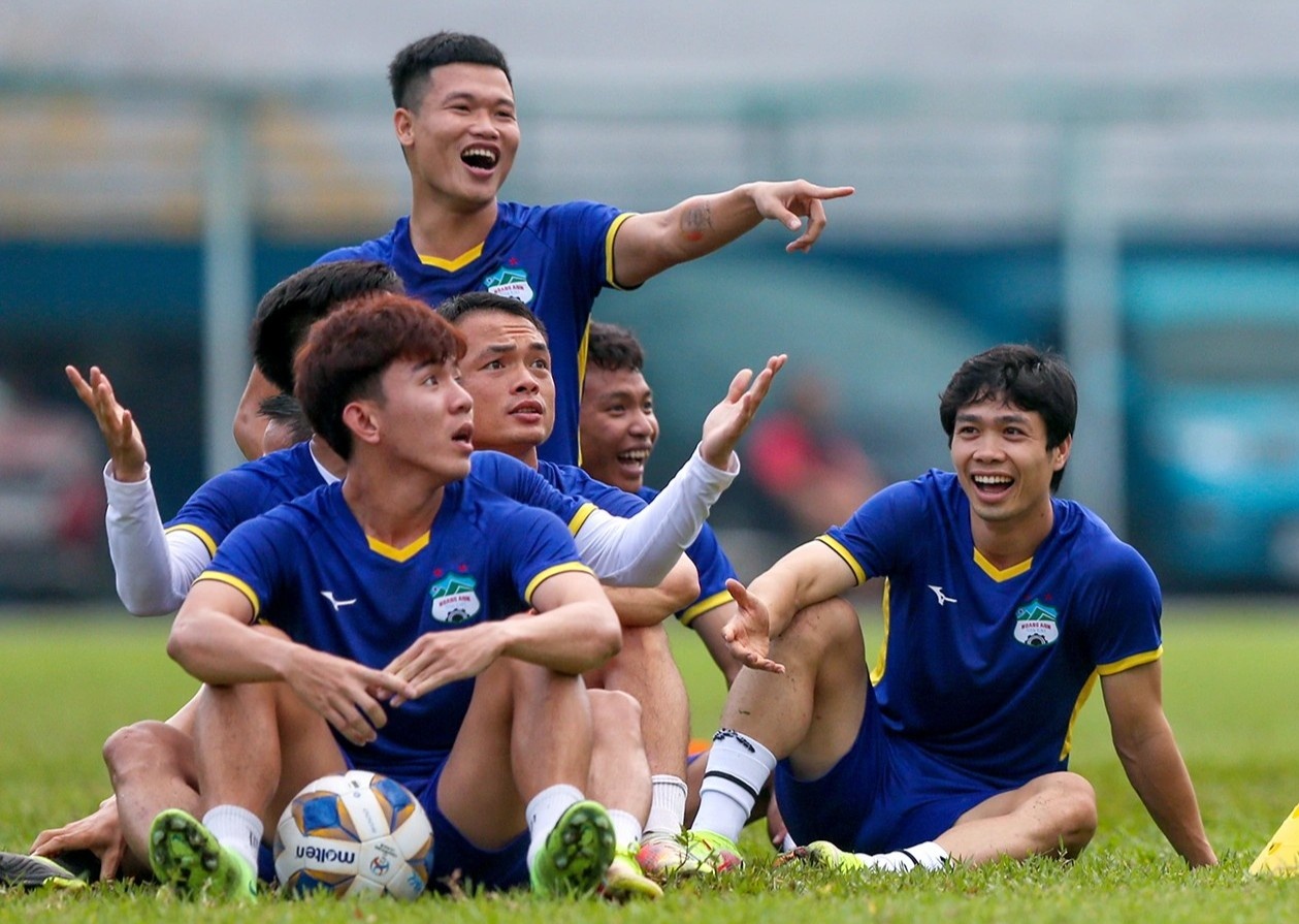 kiatisuk gap su co trang phuc anh 2