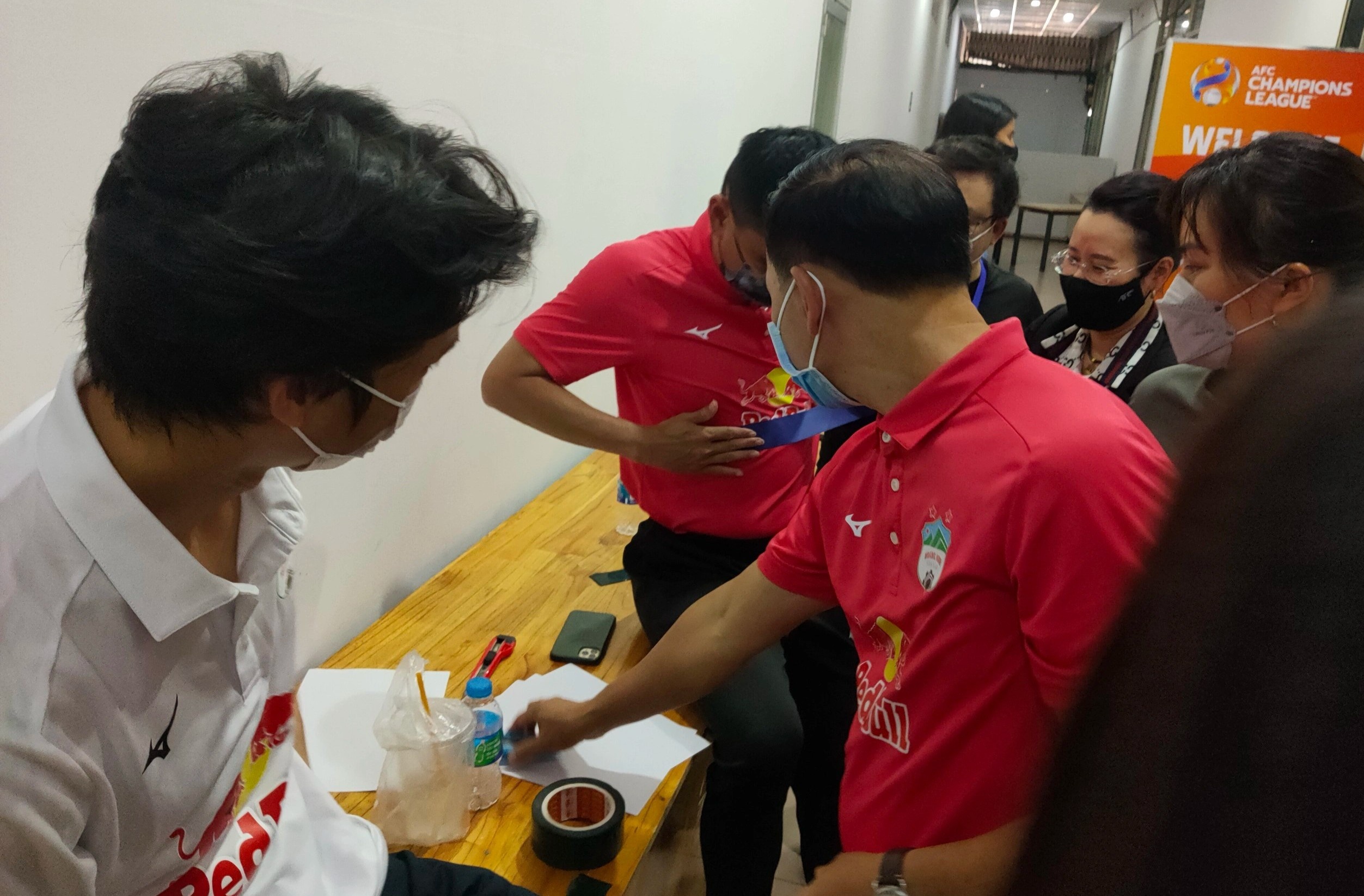 kiatisuk gap su co trang phuc anh 1