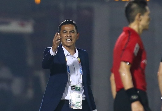 Kiatisuk phat cau voi tro ly trong tai cua AFC hinh anh