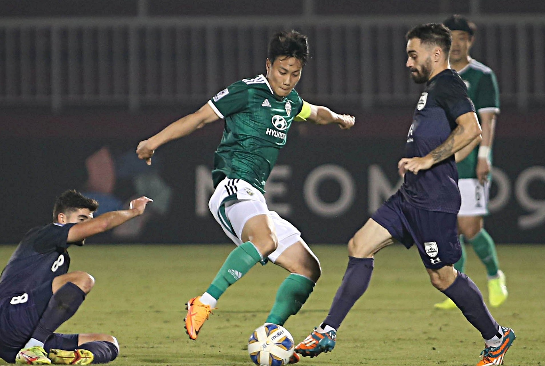 Cuu hoc vien Barca bat luc tren san Thong Nhat hinh anh