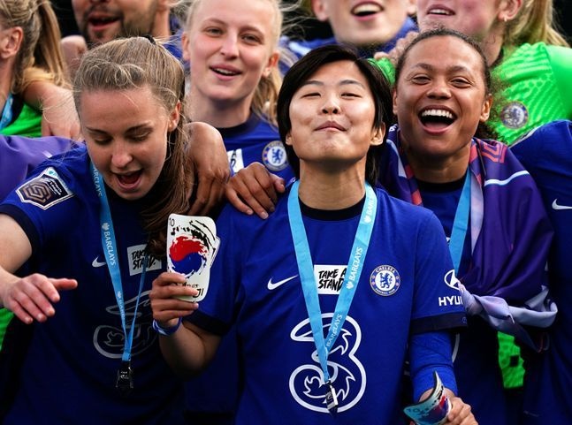 Cau thu Chelsea tiec vi lo tran gap doi nu Viet Nam hinh anh