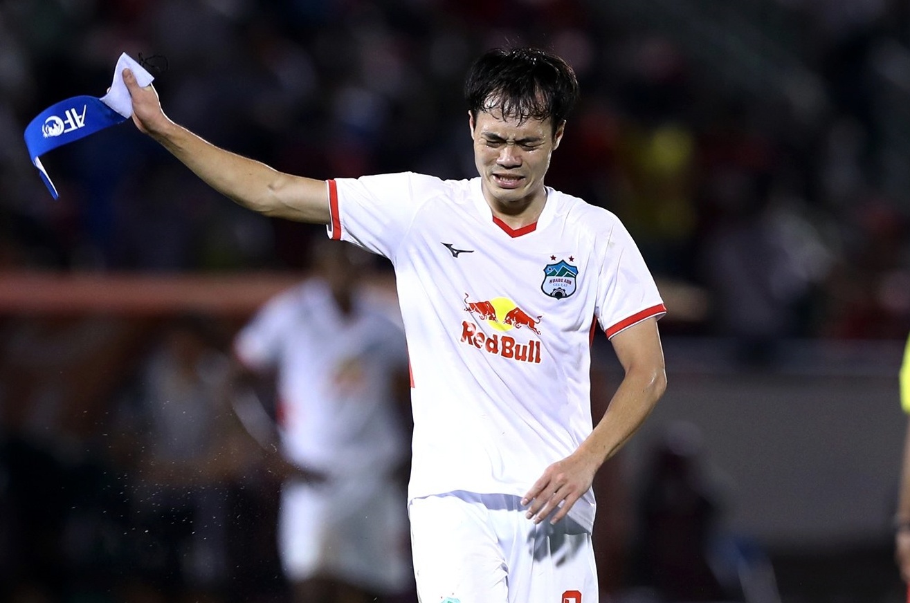 Van Toan phu nhan viec nem bang doi truong HAGL hinh anh