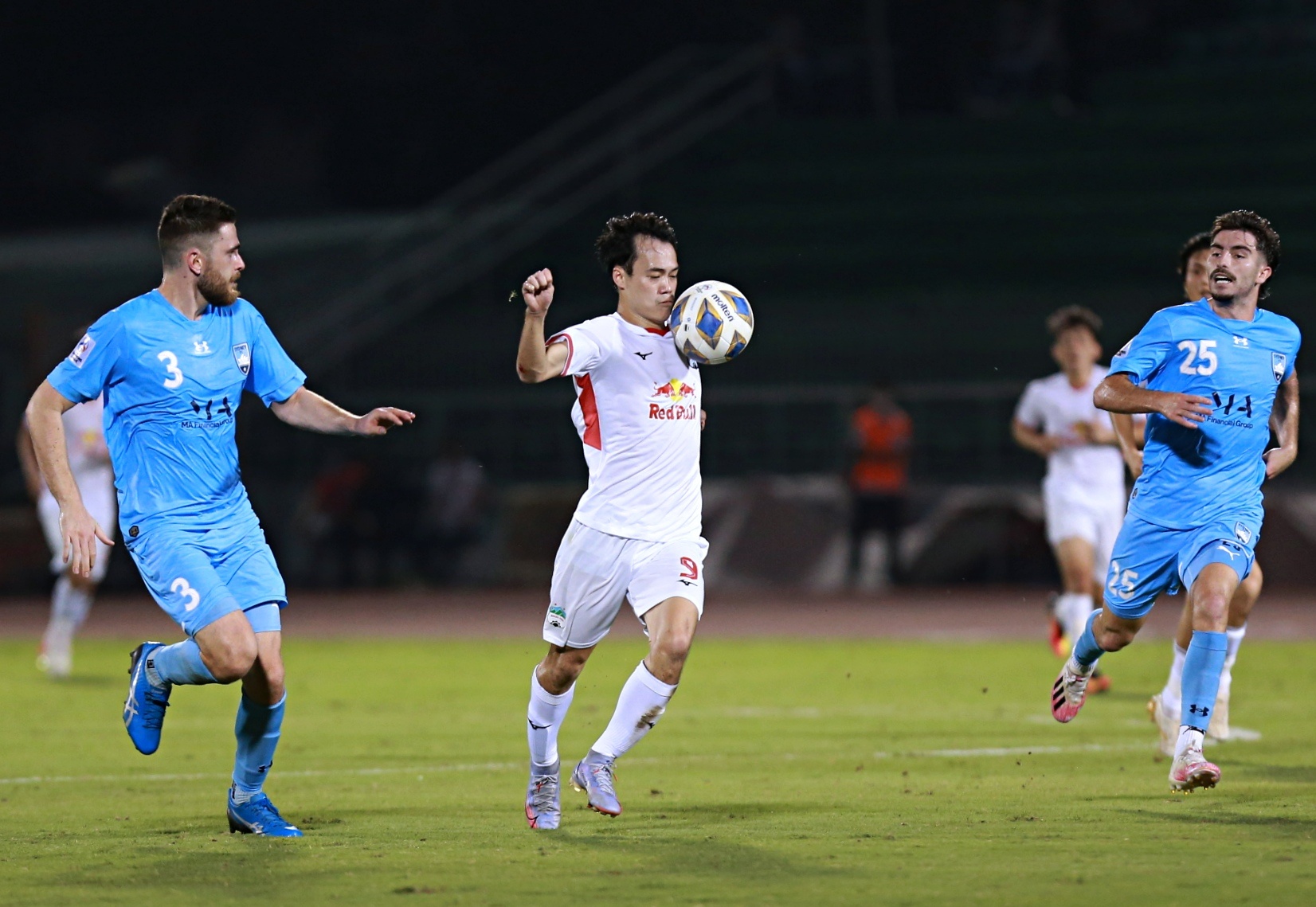 van toan hagl co thanh tich kem anh 1