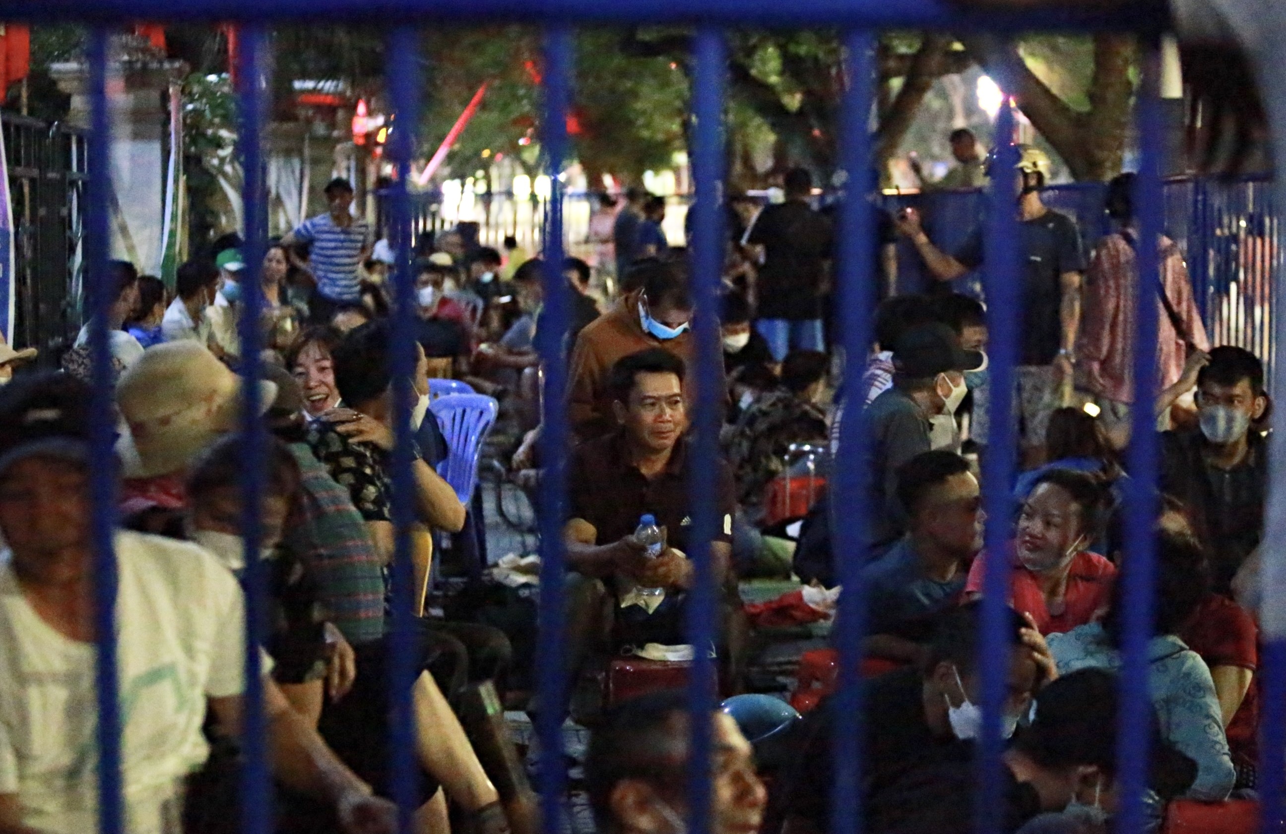 Hang tram nguoi san ve xem U23 Viet Nam xuyen dem hinh anh