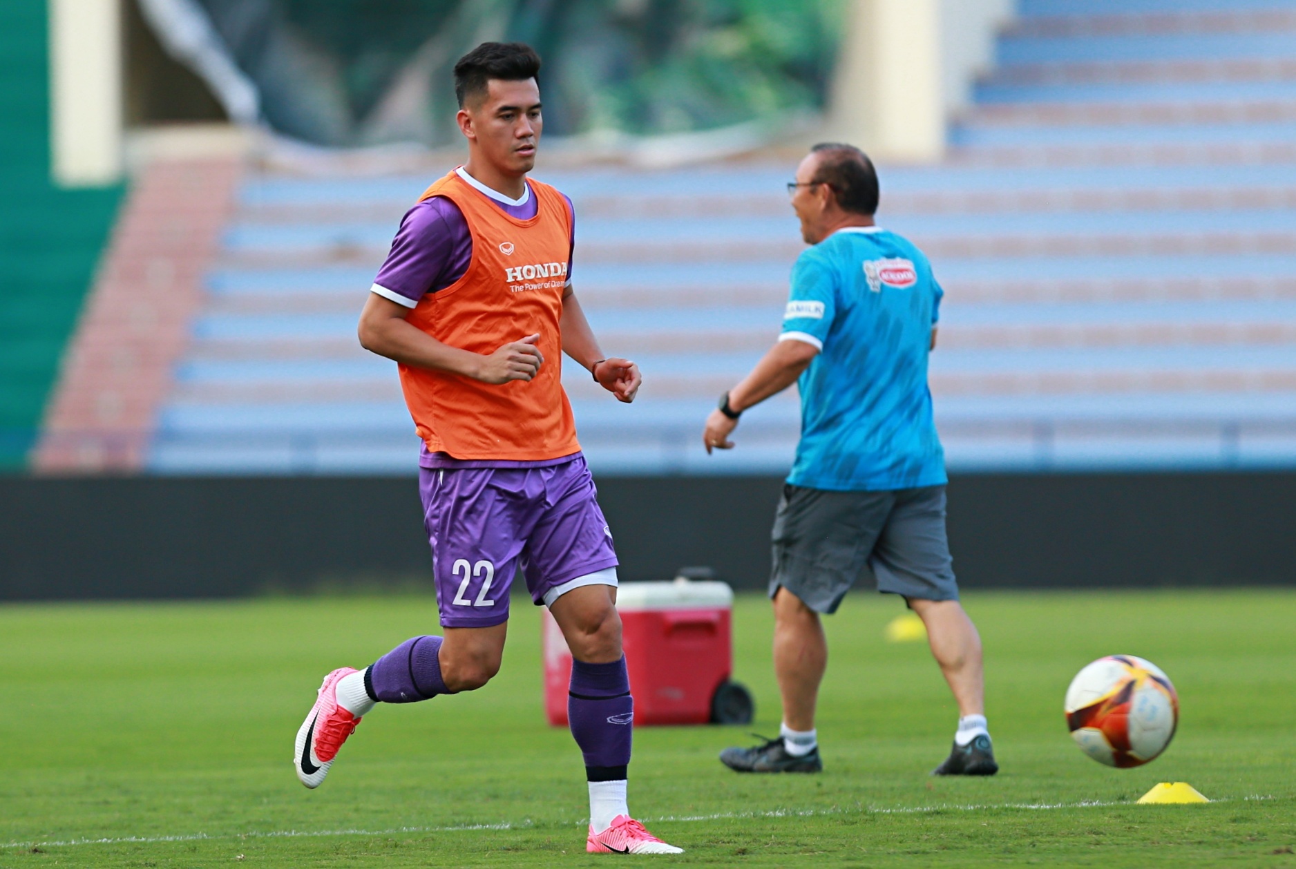 tien linh chan thuong truoc tran indonesia anh 1