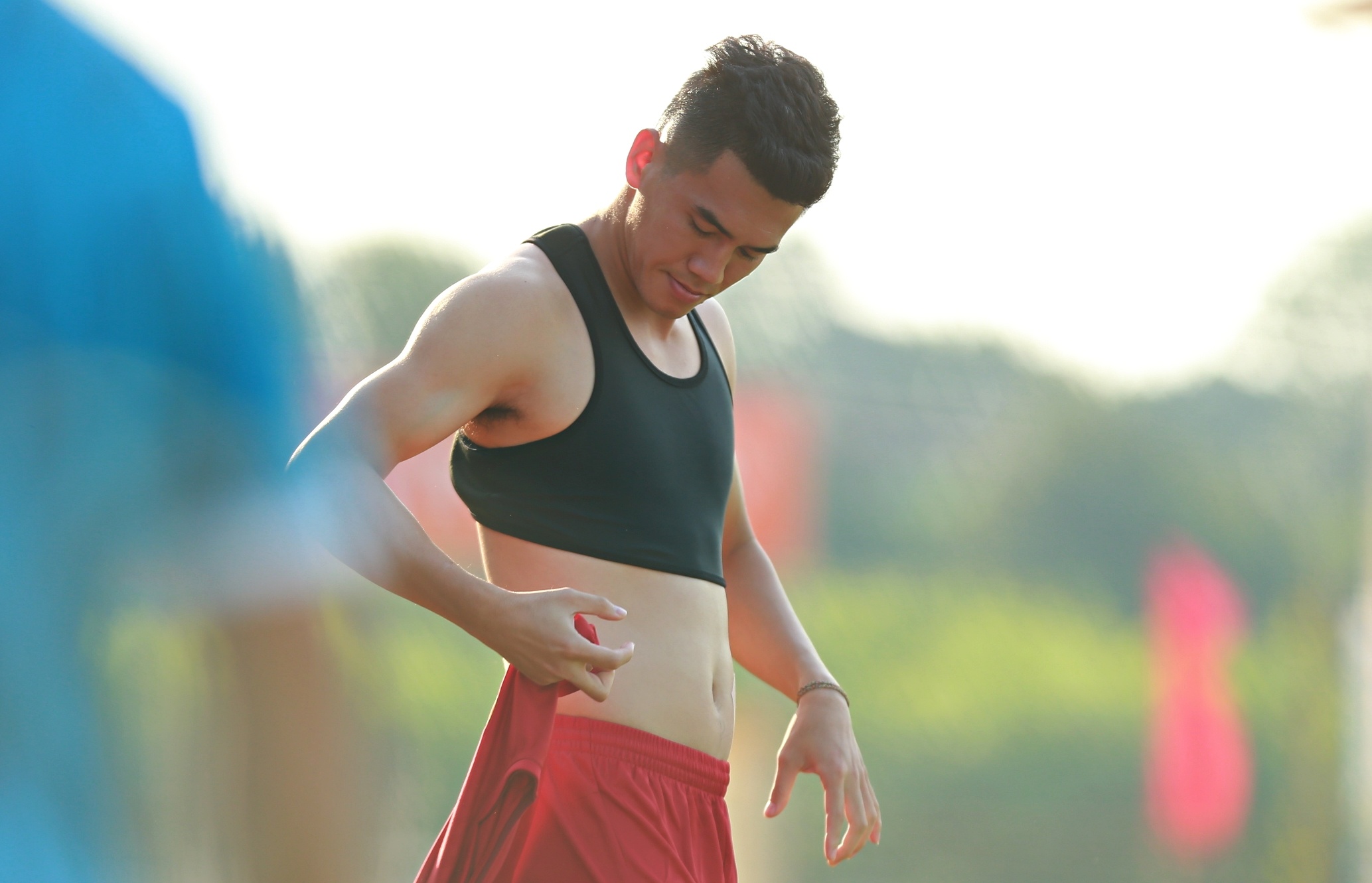 Tien Linh de lo chan thuong khi thay ao tap hinh anh