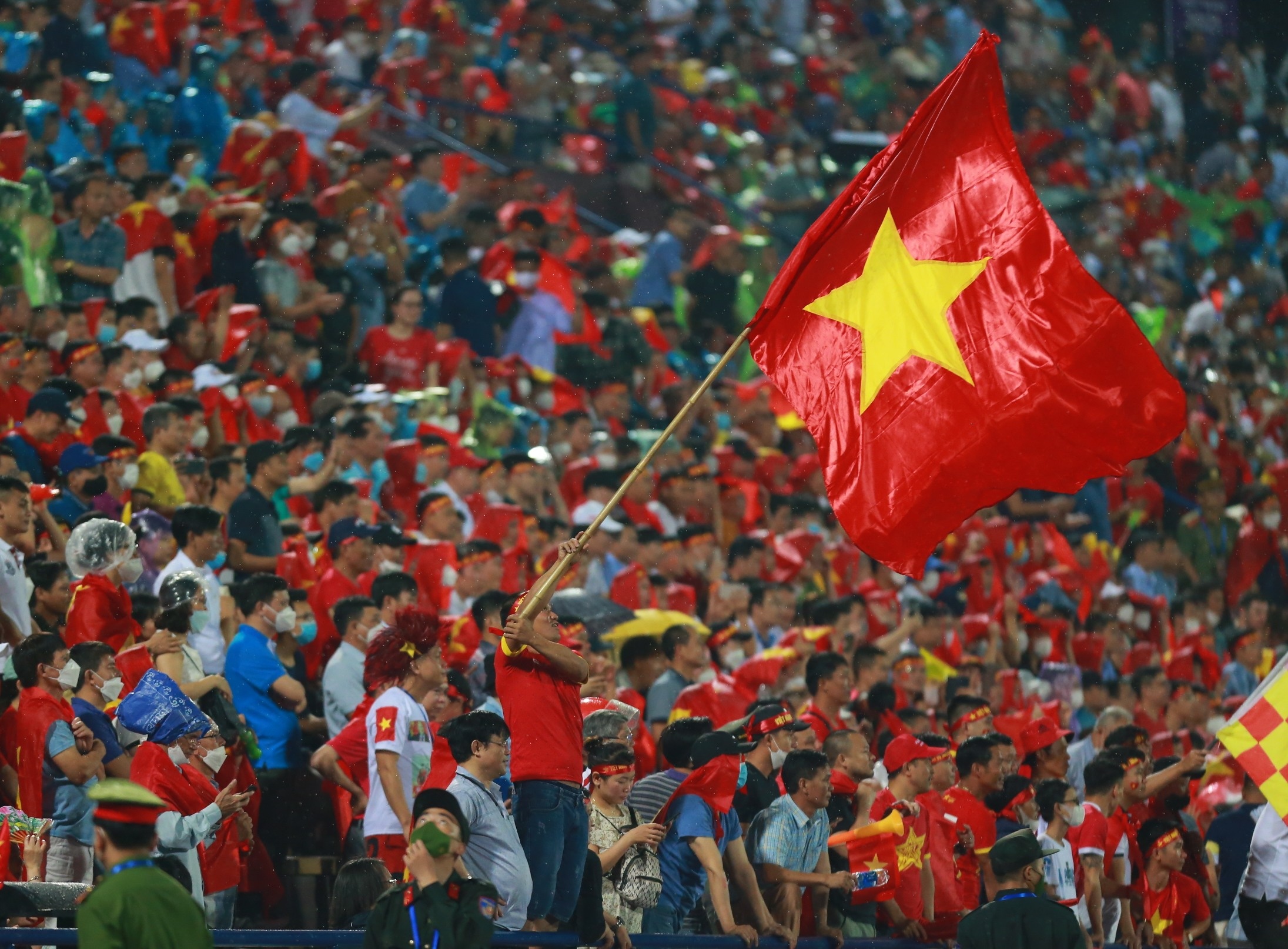 Canh sat giai vay tre em xem U23 Viet Nam anh 7