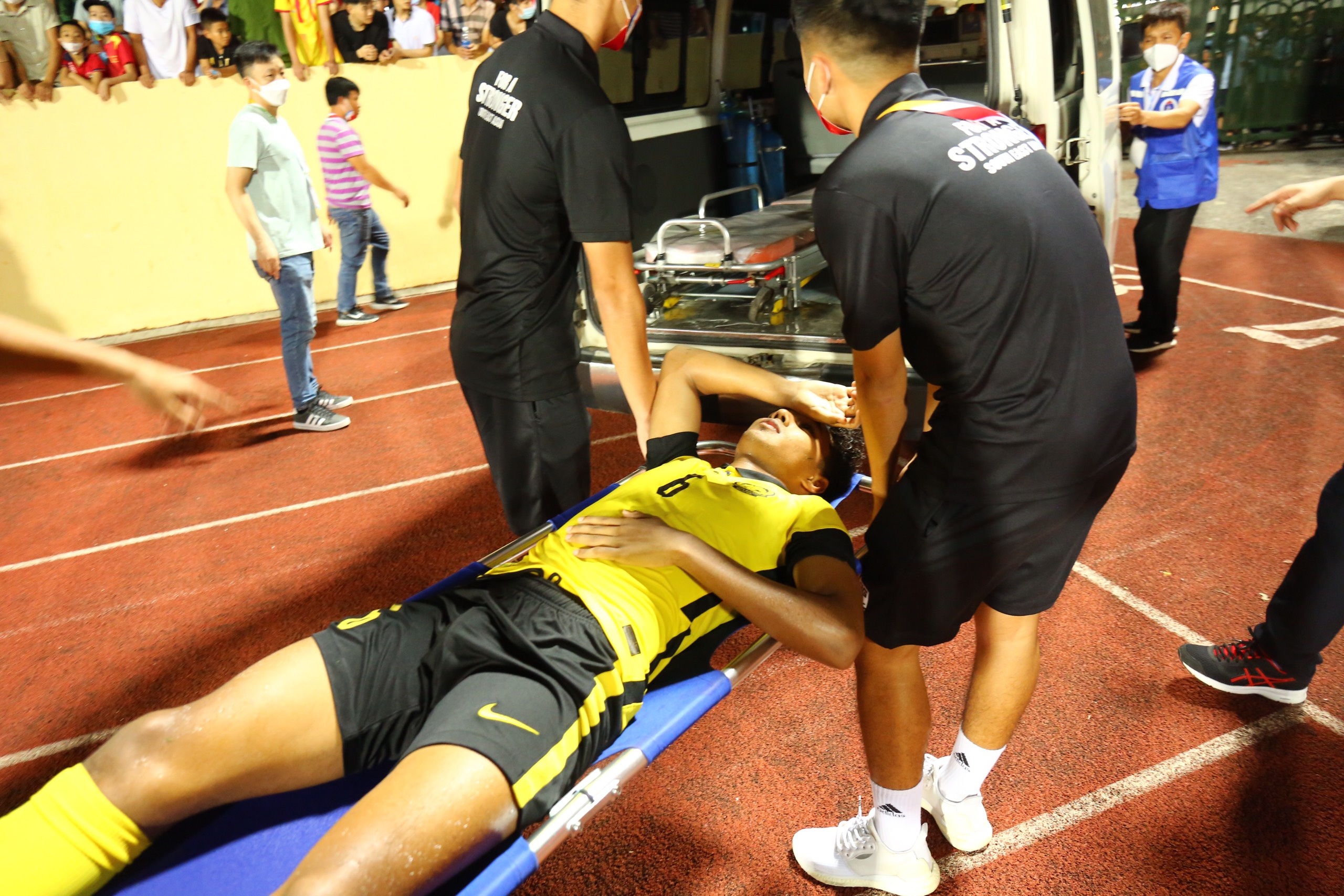 Cau thu Malaysia nhap vien o tran gap Thai Lan hinh anh