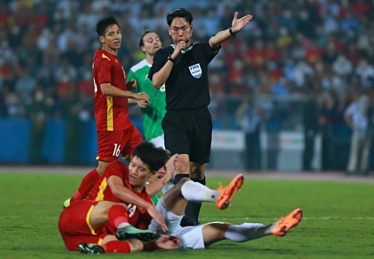 Tro ly Lee Yong-jin buc xuc di theo trong tai anh 5