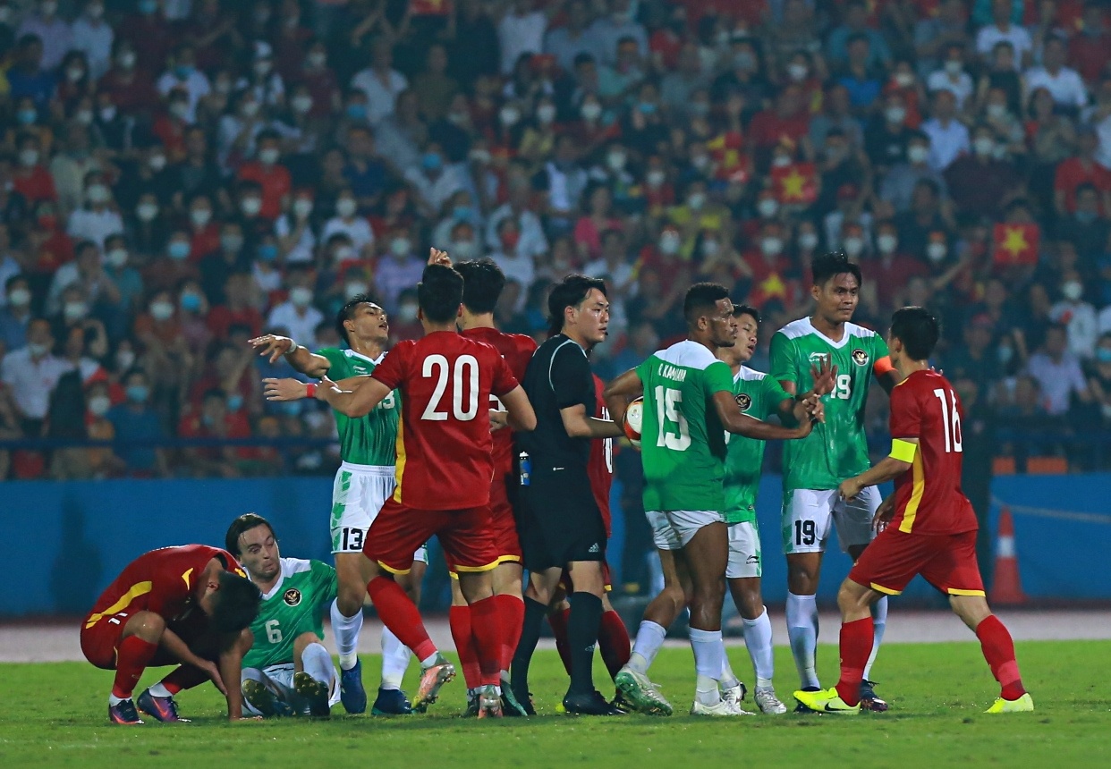 Tro ly Lee Yong-jin buc xuc di theo trong tai anh 4