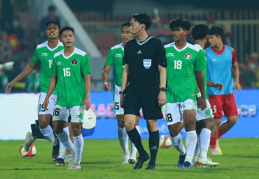 Tro ly Lee Yong-jin buc xuc di theo trong tai anh 1