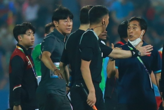 Tro ly Lee Yong-jin buc xuc di theo trong tai anh 3