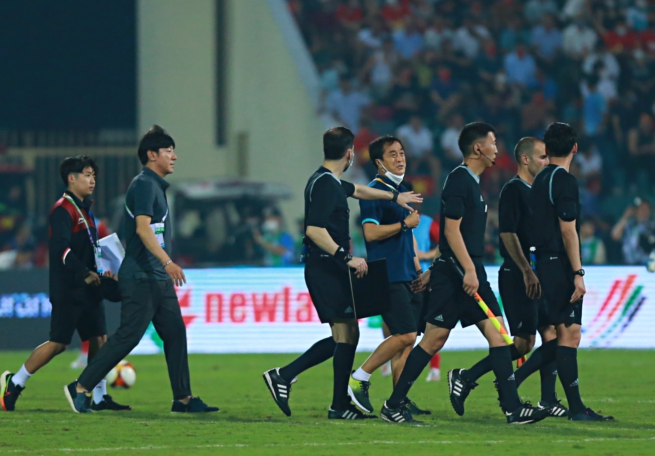 Tro ly Lee Yong-jin buc xuc di theo trong tai anh 2