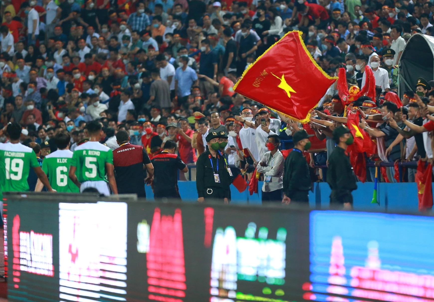 Tro ly Lee Yong-jin buc xuc di theo trong tai anh 7