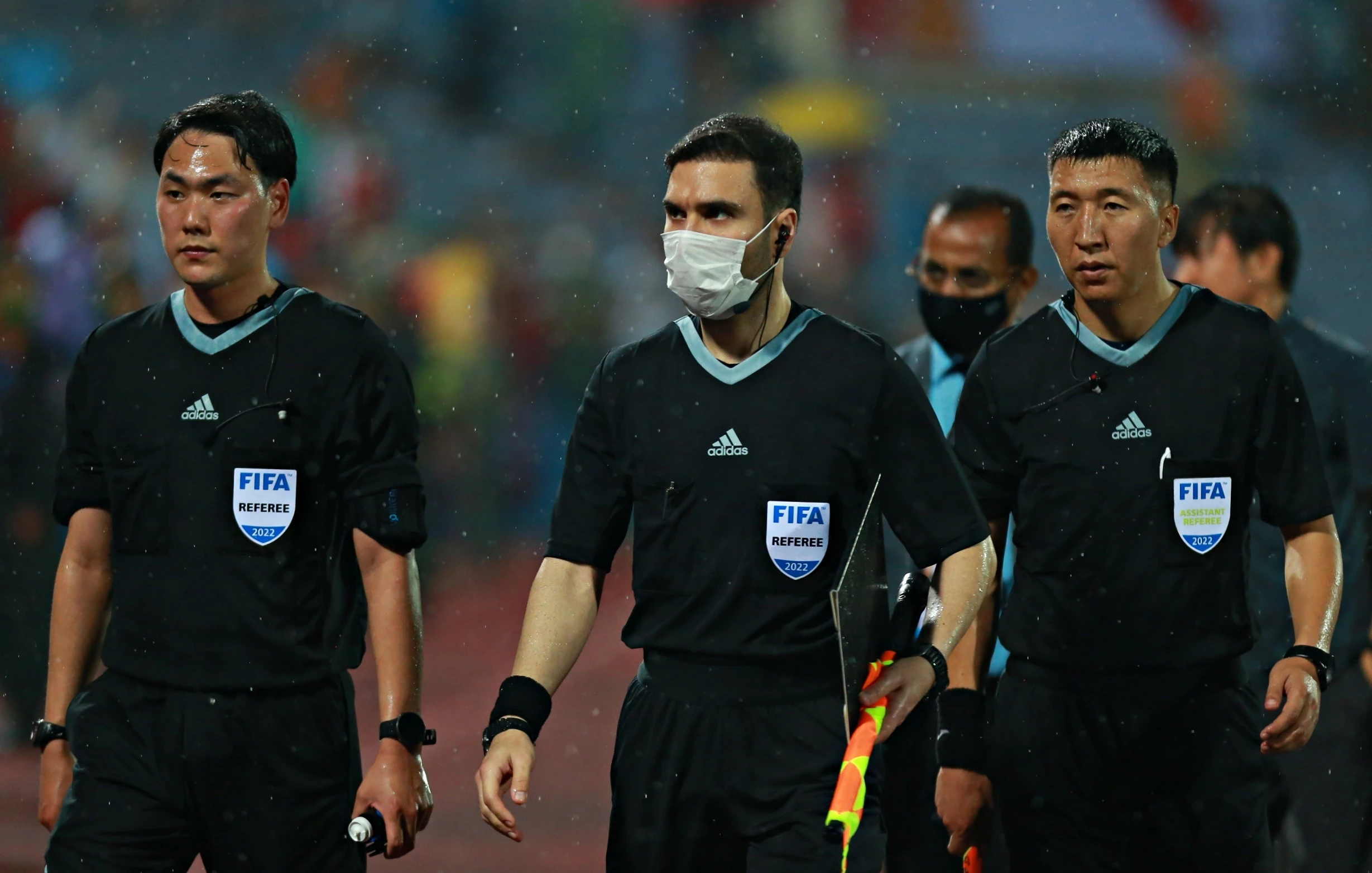 Tro ly Lee Yong-jin buc xuc di theo trong tai anh 8