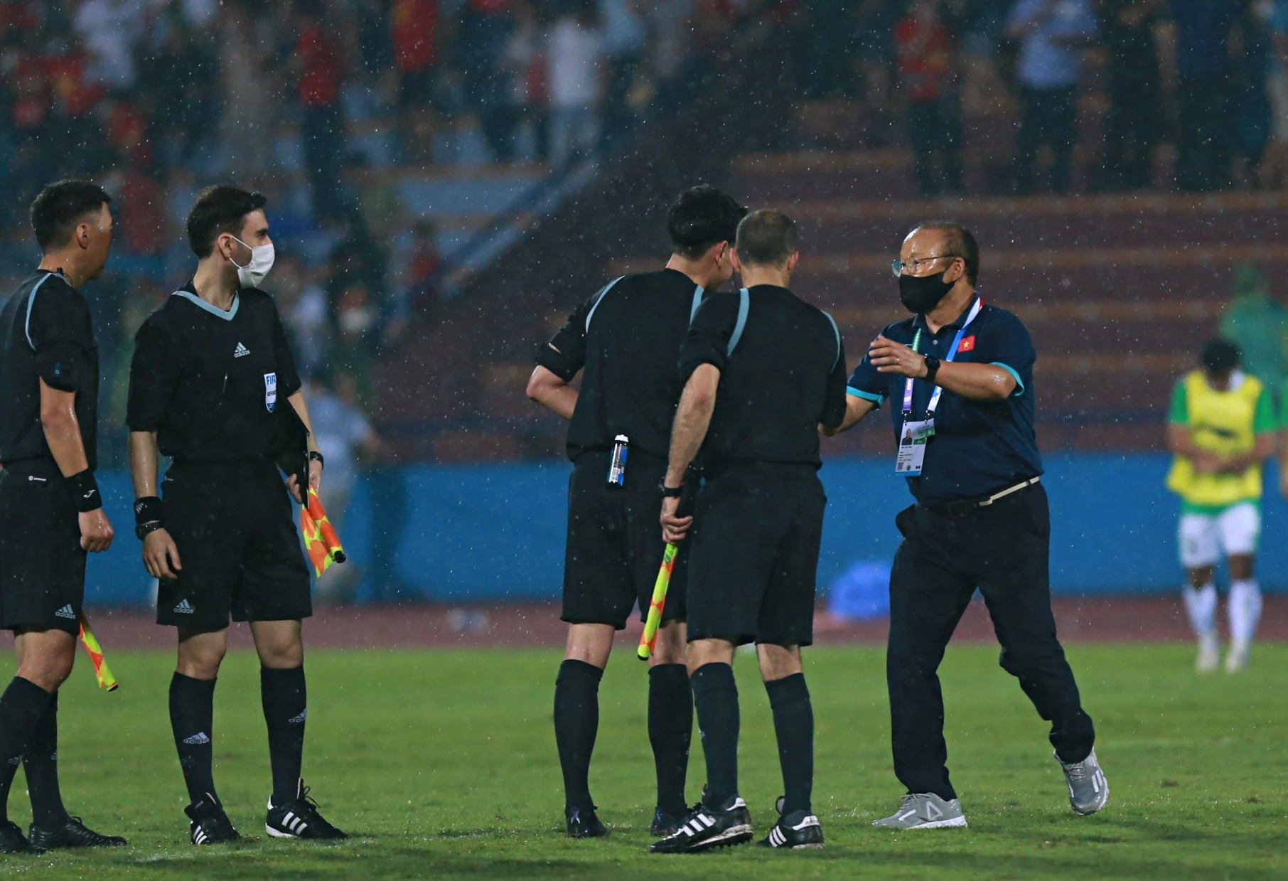 Tro ly Lee Yong-jin buc xuc di theo trong tai anh 9