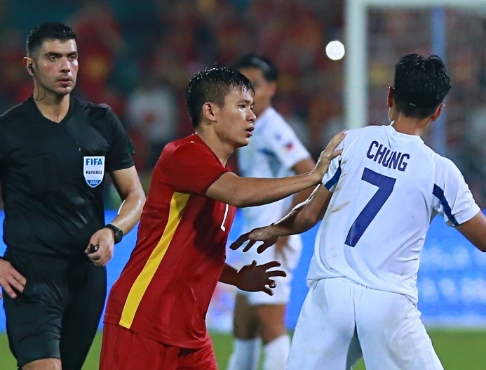 Van Xuan buc xuc duoi cau thu Philippines khoi san hinh anh