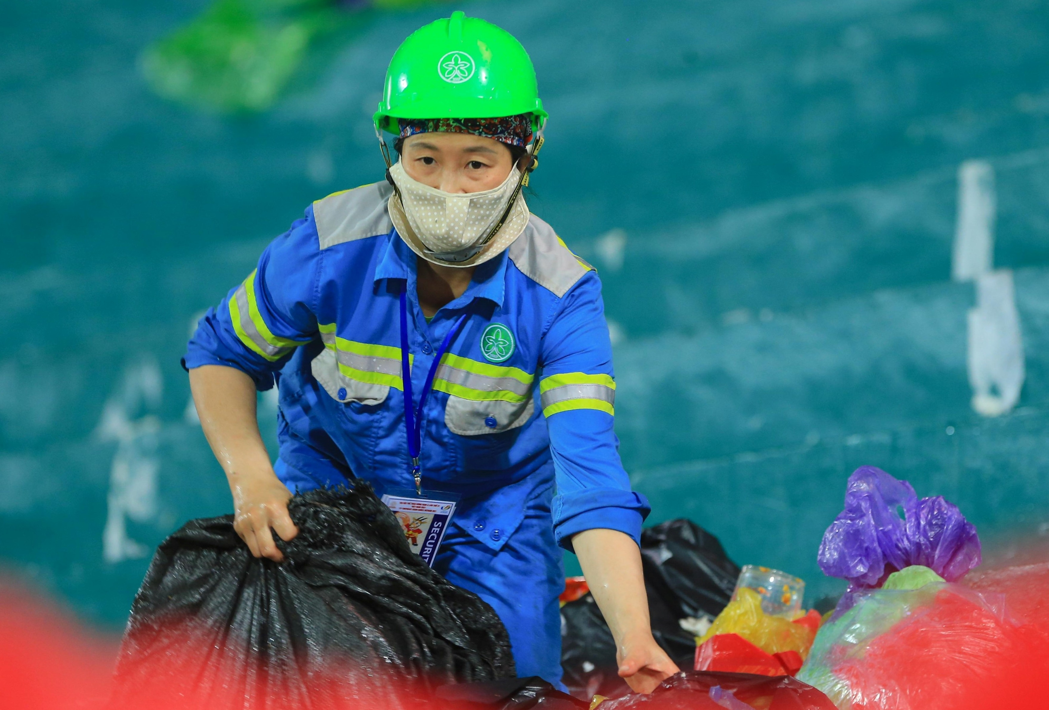 Cong nhan don rac o san Viet Tri sau tran U23 Viet Nam - Philippines hinh anh