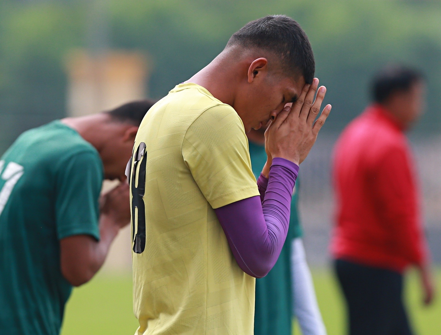 Cau thu Myanmar cau nguyen tren san tap moi hinh anh