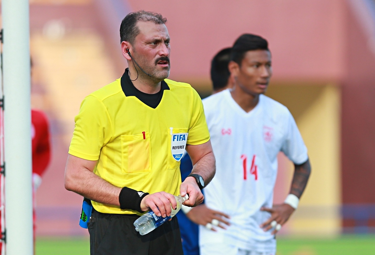 Trong tai SEA Games xin dung tran dau de uong nuoc hinh anh