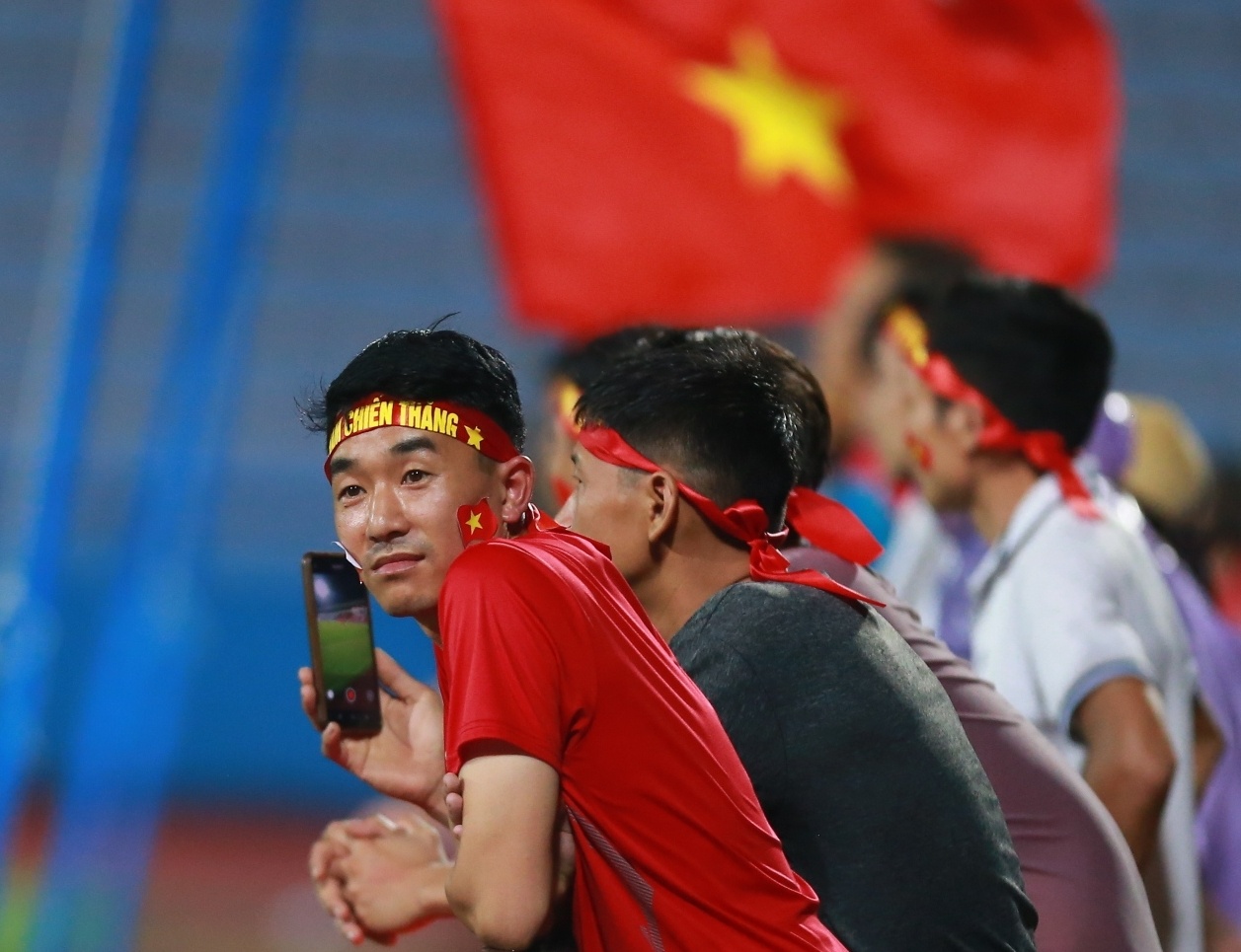 CDV hao hung tran vao san selfie voi U23 Viet Nam hinh anh