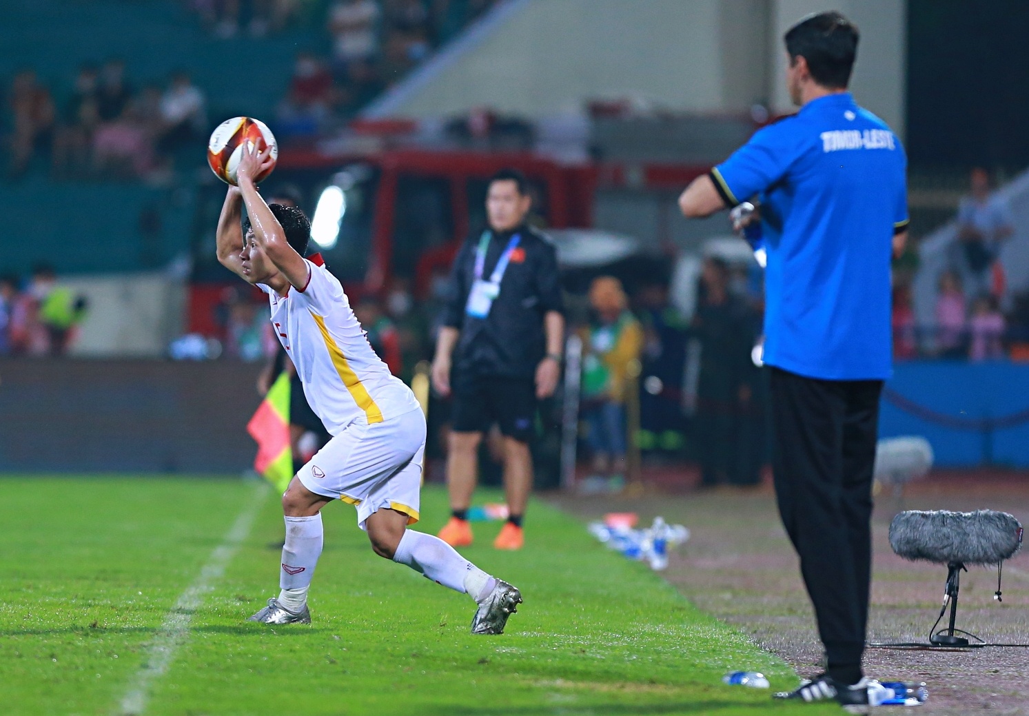 Hanh dong dep cua tien ve U23 Viet Nam anh 3