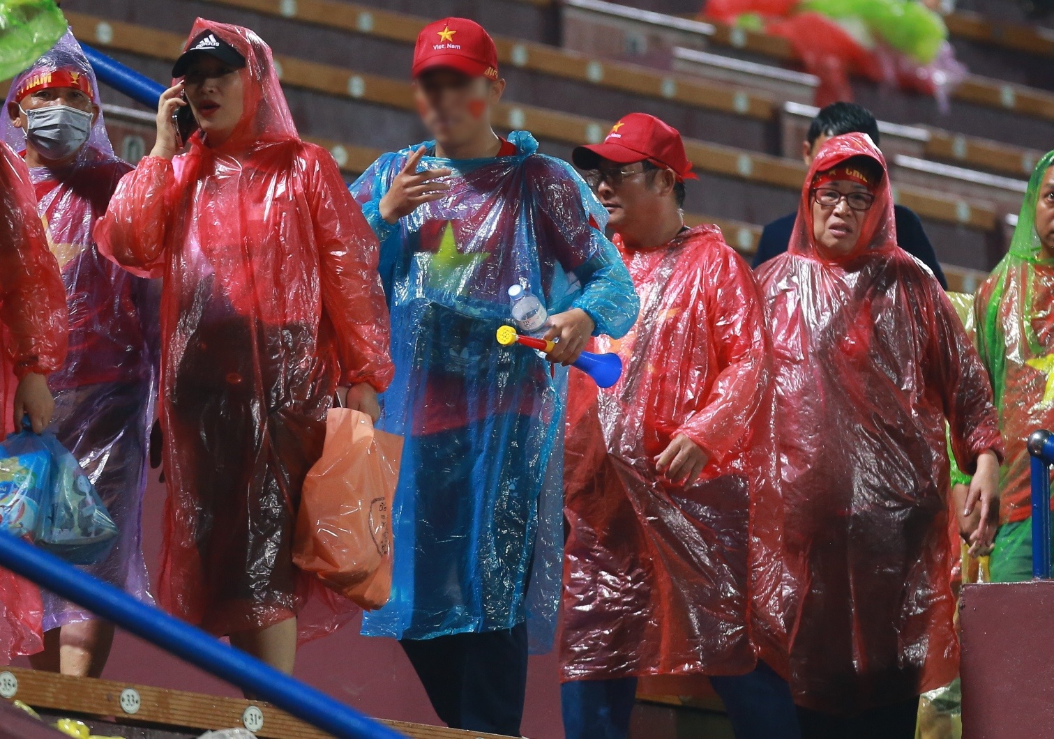 Ken Vuvuzela bi cam cua o san Viet Tri anh 2