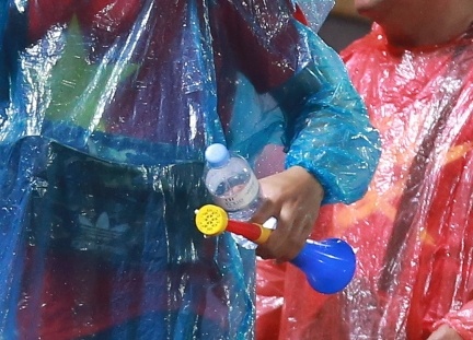 Ken Vuvuzela bi cam o san Viet Tri hinh anh