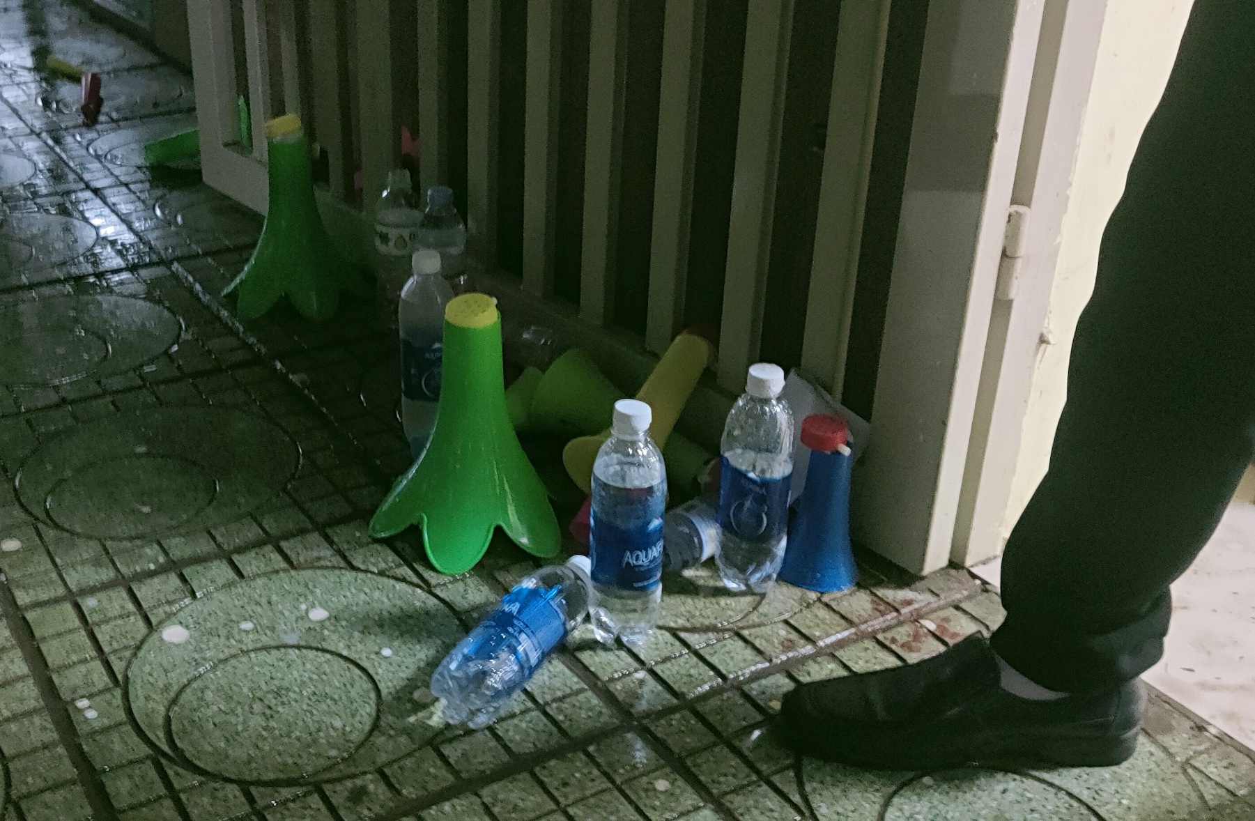 Ken Vuvuzela bi cam cua o san Viet Tri anh 1