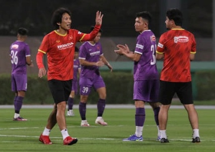 U23 Viet Nam tap chien thuat o Dubai hinh anh