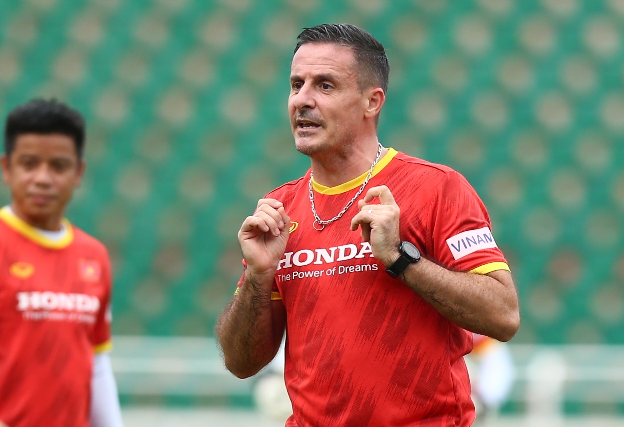 HLV nguoi Phap noi tieng Viet de huan luyen doi tuyen hinh anh