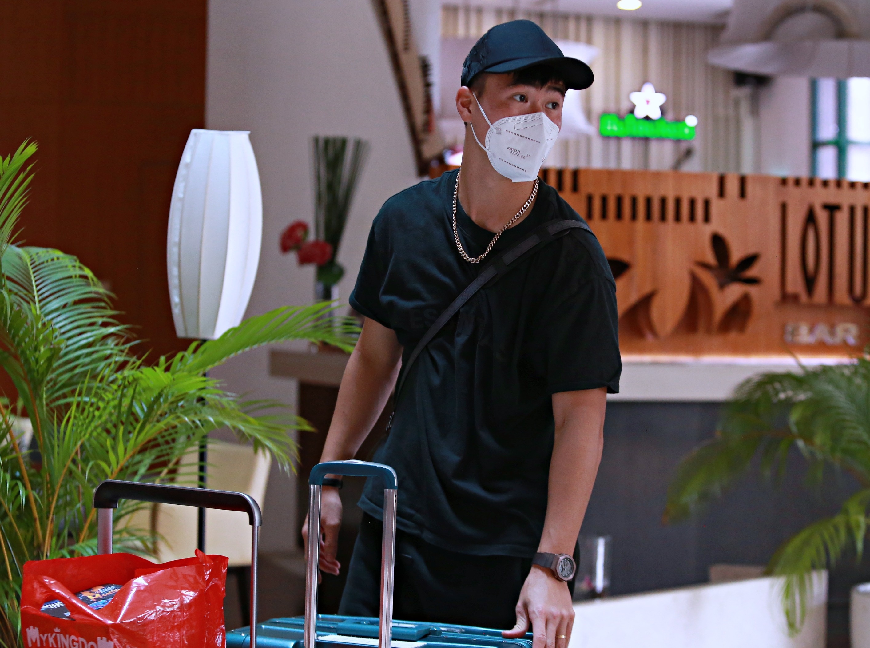 Tuan Hai giup Duy Manh xu ly su co o khach san hinh anh