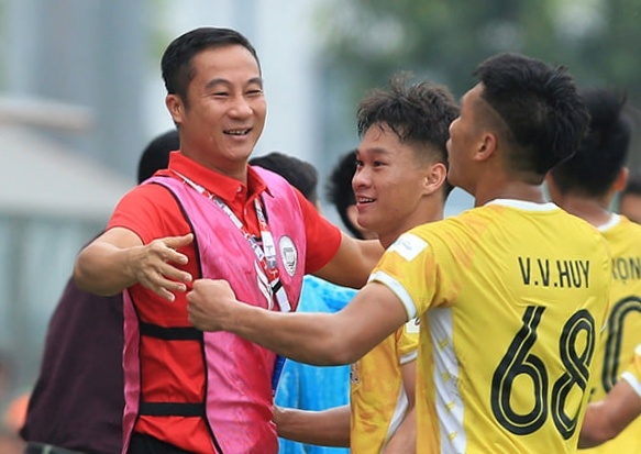 Quoc Vuong dua Hoa Binh thang hang V.League 2 hinh anh