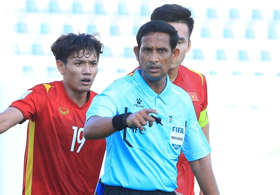 Vi sao trong tai rut the do voi cau thu Malaysia? hinh anh